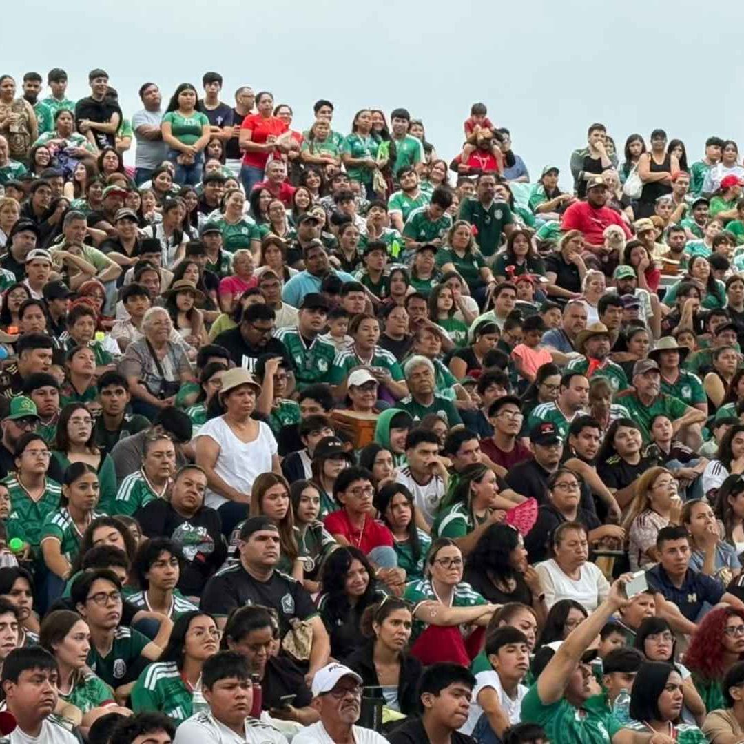 Aficionados desafían la lluvia para apoyar a México